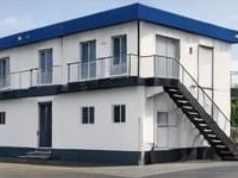 Base operacional de dois pavimentos com banheiro