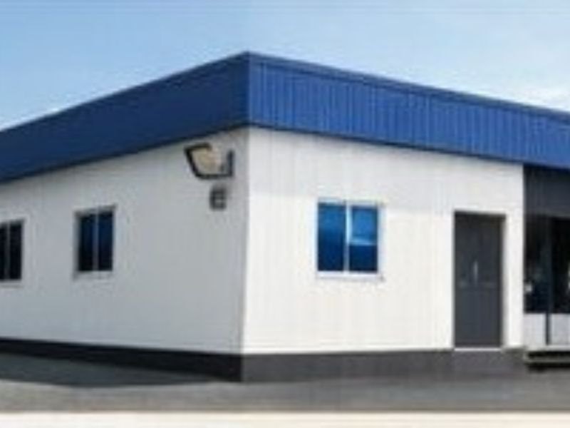Base operacional com platibanda