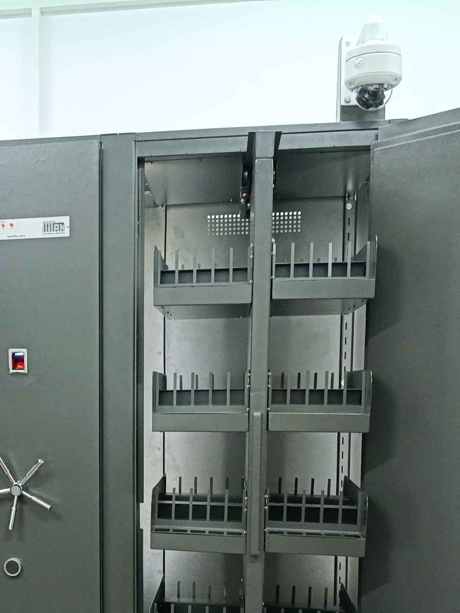 Cofre iTitan aberto com câmera de CFTV instalada sobre o módulo