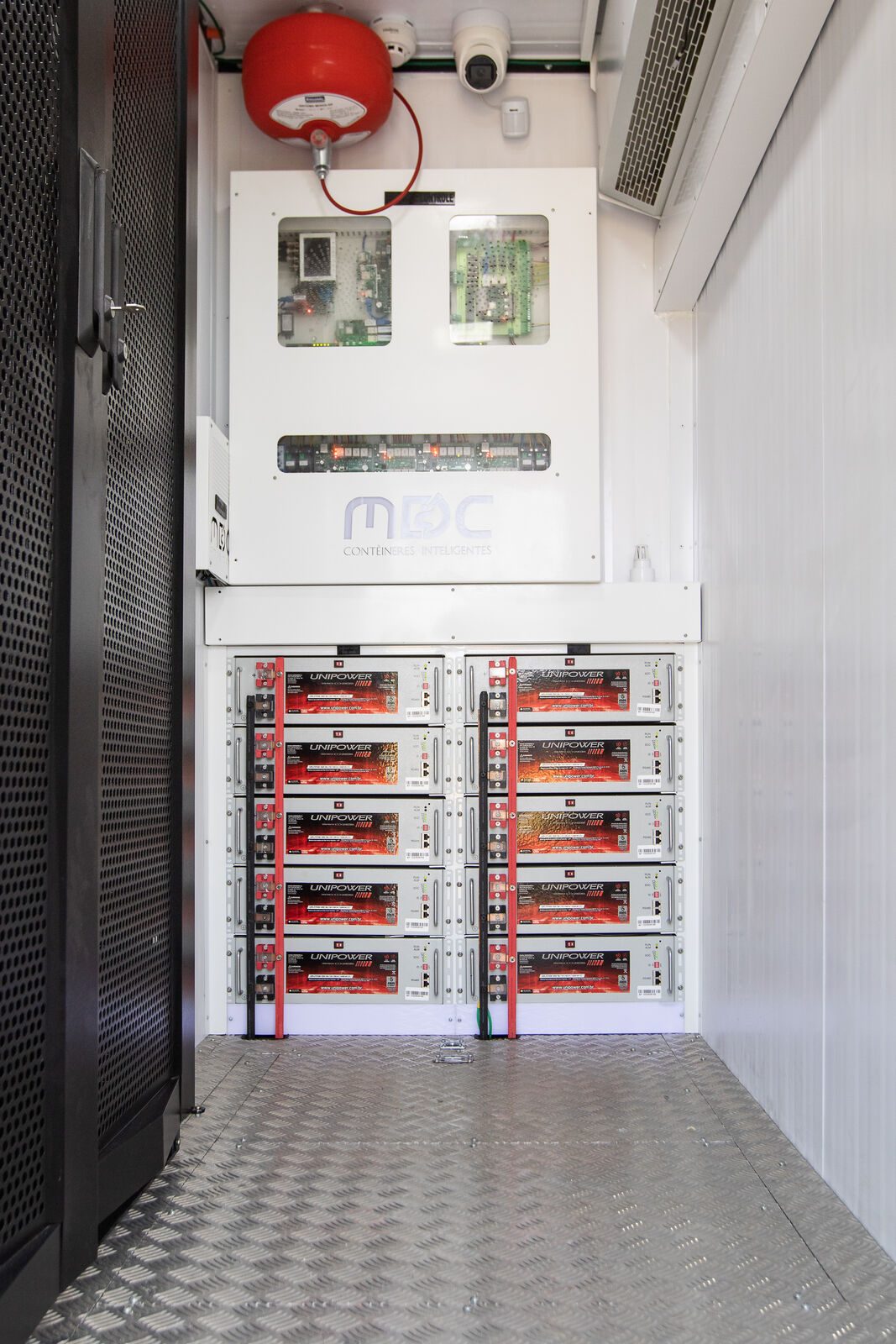 Interior do Micro Data Center MDC — racks, climatização e energia