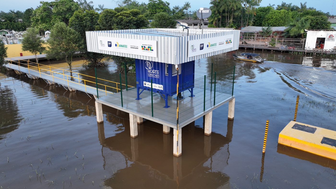 Estação Norte Conectado da MDC instalada sobre palafita na Amazônia