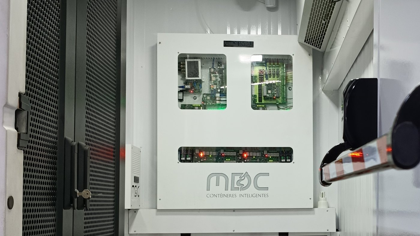 Interior de um contêiner MDC: painel de controle, câmera e detector no teto e banco de baterias