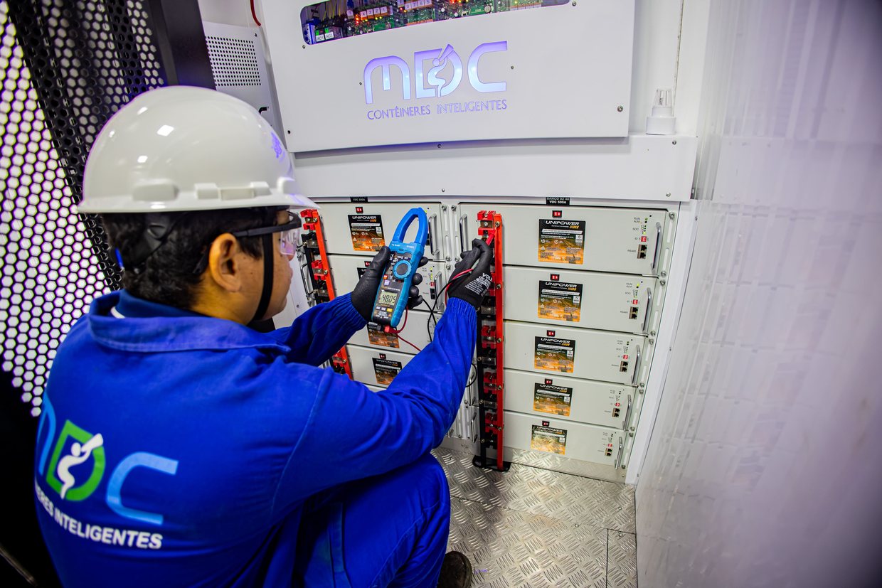 Equipe técnica MDC em manutenção de data center