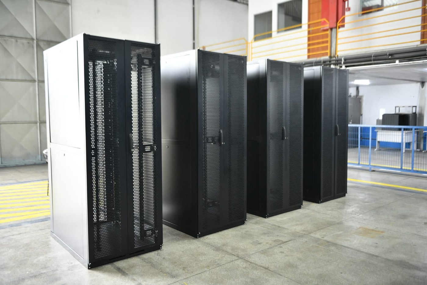 Racks metálicos alinhados na fábrica da MDC