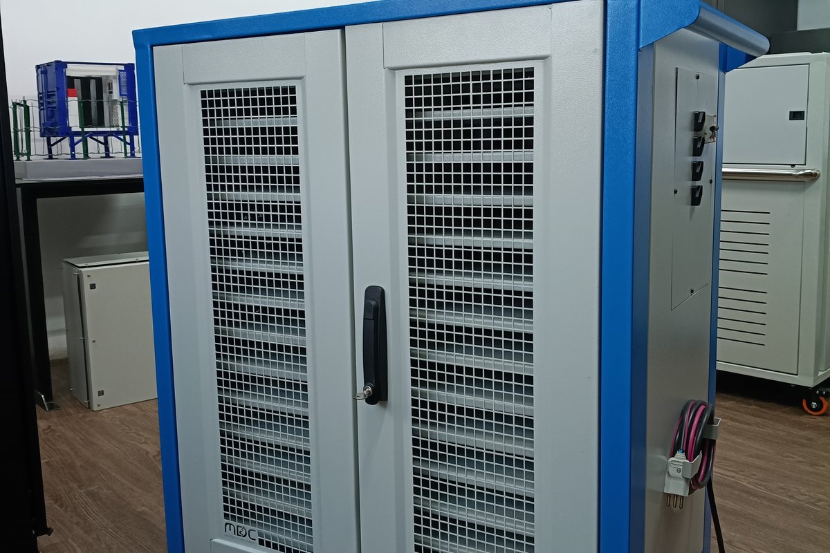Armário metálico com portas teladas e fechadura