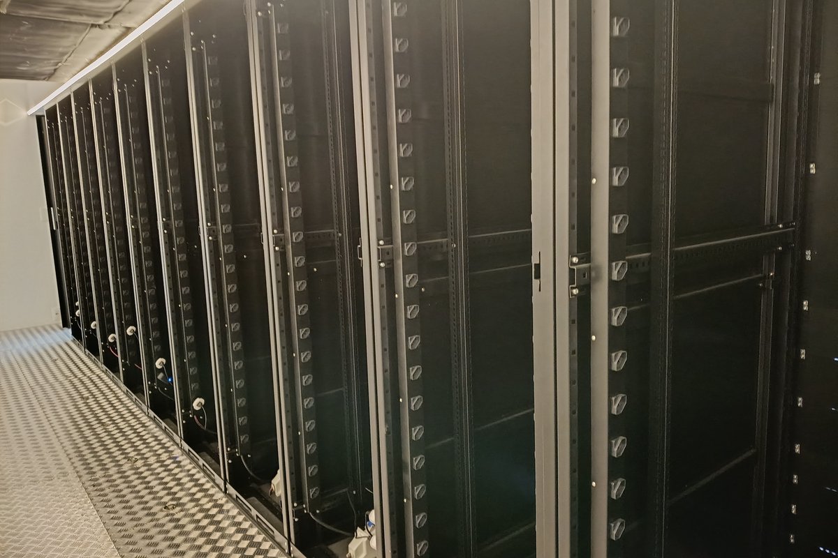 Fileira de racks abertos, montados lado a lado