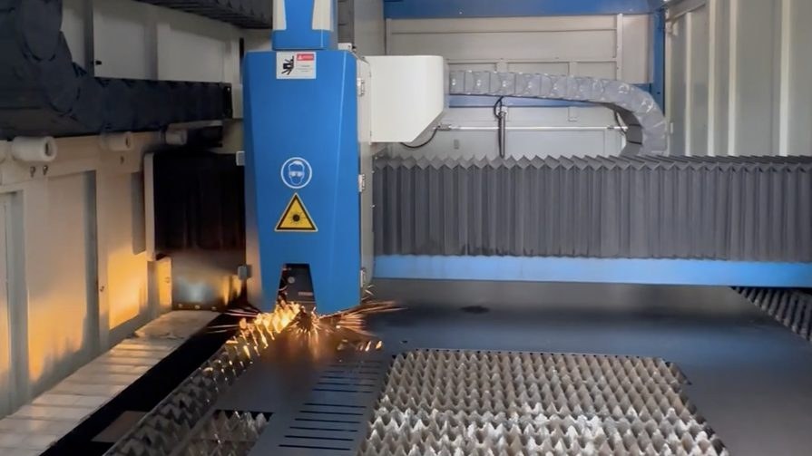 Máquina de corte a laser da MDC em operação