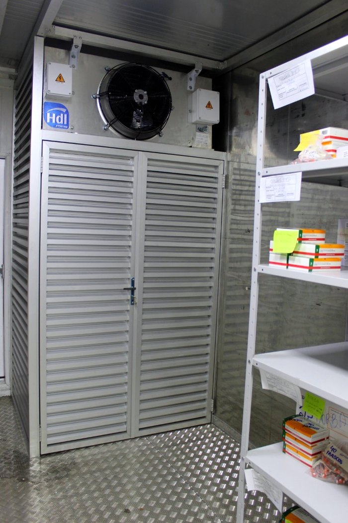 Sistema de backup de refrigeração e estantes no módulo de armazenagem